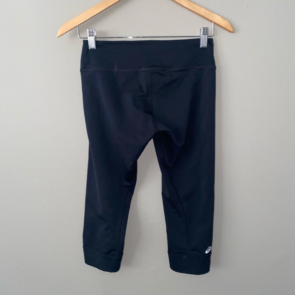 ASICS Capri leggings (I’m 5’4 right above ankle) - Picture 3 of 6
